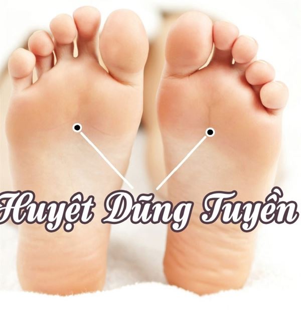 Đắp tỏi vào huyệt dung tuyền làm giảm ho trong viêm phế quản!