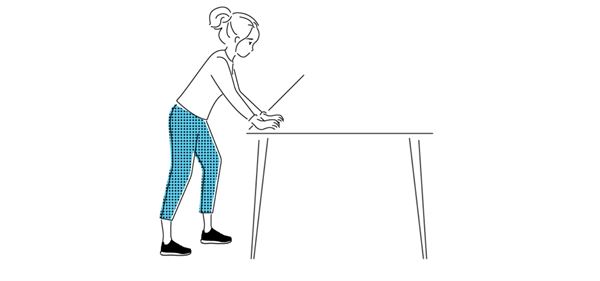 Đặt 2 tay lên bàn và hít thở sâu