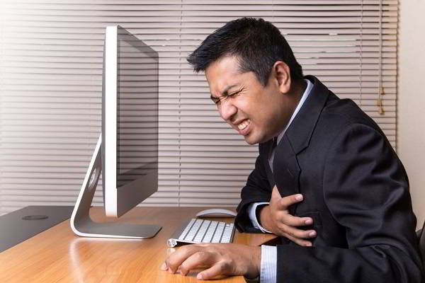 đau thắt ngực trái