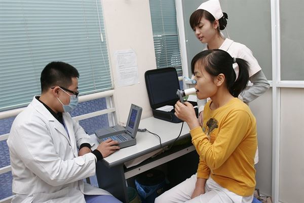 Bác sĩ sẽ kiểm tra chức năng hô hấp của bạn để chẩn đoán bệnh hen suyễn