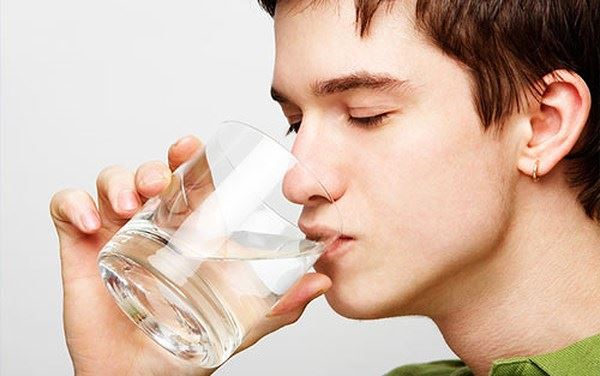 Uống đủ nước, mẹo chữa viêm phế quản hiệu quả