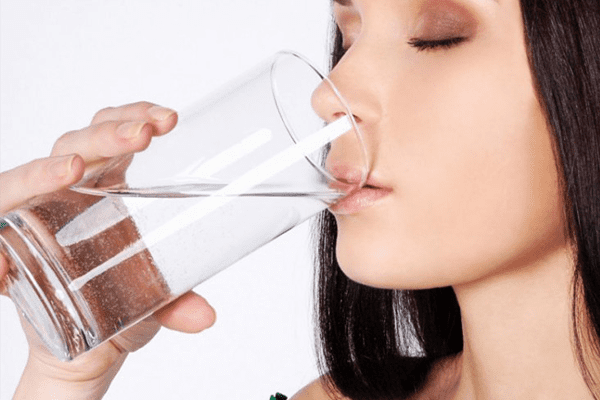 uống nhiều nước giúp giảm cảm giác tức ngực buồn nôn